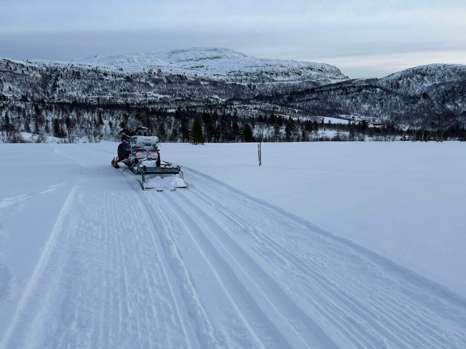 Vålåskardkjølen med Norges første fredede setergrend og Resfjellet i bakgrunnen Seterområde på fjellet med snøscooter i forgrunnen