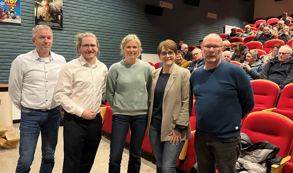 Arrangørene kunne glede seg over godt oppmøte. F.v. Lars Inge Kvande (kommunedirektør i Surnadal), Andreas Øyehaug (prosjektleder hos Trøndelag fylkeskommune), Siri Solem (planprosjektleder hos Trøndelag fylkeskommune), Mildrid Kattem Aune (ordfører i Rindal) og Mons Otnes (kommunedirektør i Rindal), Tre menn og to kvinner oppstilt for fotografering foran en forsamling i en kinosal.