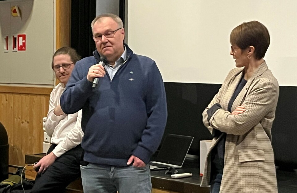 Ordfører Hugo Pedersen sa at han håper at innbyggerne er positive til Orkdalspakken, og oppfordret alle som har noe på hjertet må komme med sine innspill. En mann som snakker i mikrofon.