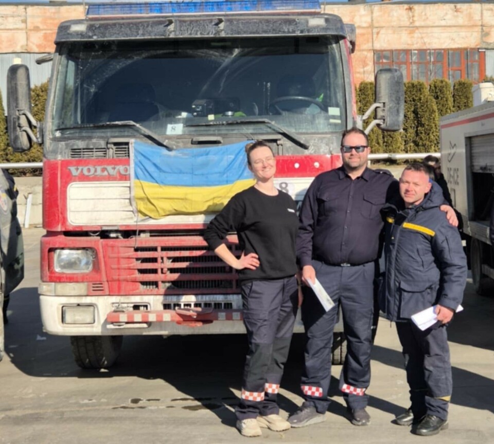 Overlevering av tankbil til sjåfør Vlad, veldig glad og takknemlig for donasjon. Fra venstre Ingrid Bergheim, Reidar Olav Rudolfsen og Vlad