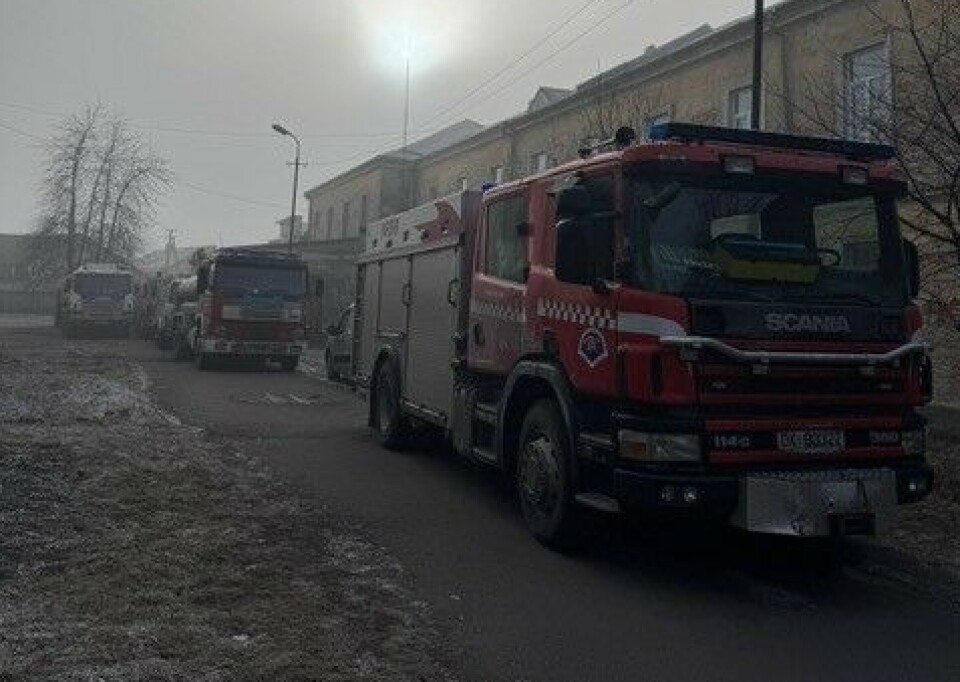 Jubileumsbil for NUBAS, bil nr 200 som er donert til Ukraina foran Surnadals gamle M.1.4 utenfor det nedlagte
barnehjemmet i Rava-Ruska.