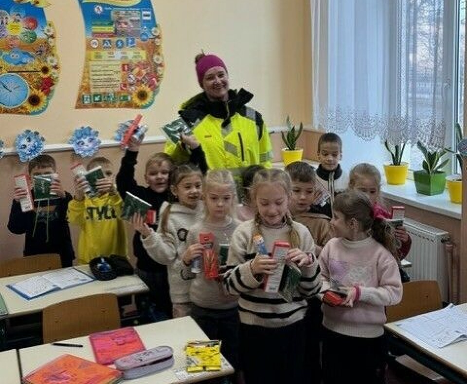 Ingrid sammen med meget takknemlige barn som satte stor pris på gavene de fikk.