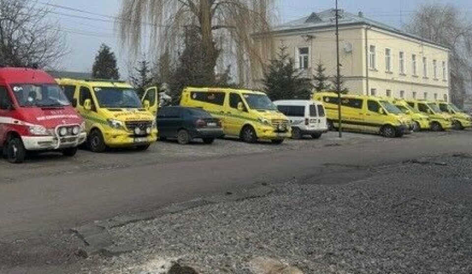 Ambulanser og redningsbil står klare til å kjøre til oppstillingsplass i Rava-Ruska.
