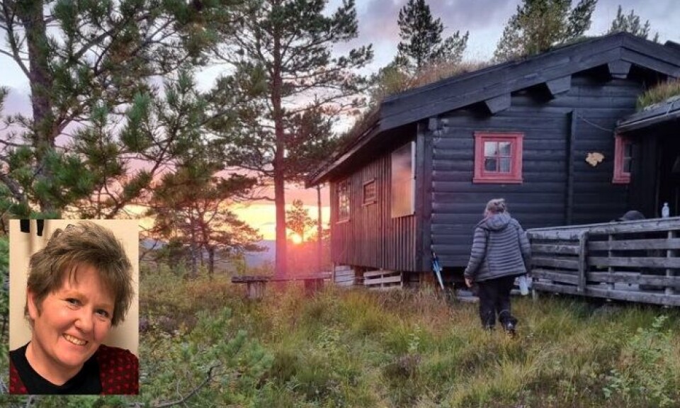 Monica Fjelnset Røstvold Et bilde av ei lita hytte i marka, og et portrettbilde av ei dame innfelt.