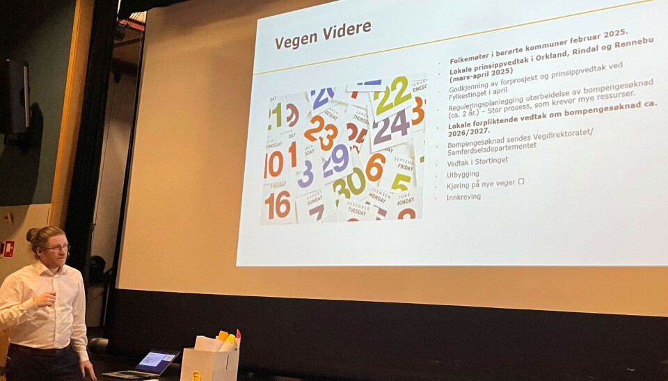 Prosjektlederen forteller om vegen videre. En mann og en presentasjon på et kinolerrett.