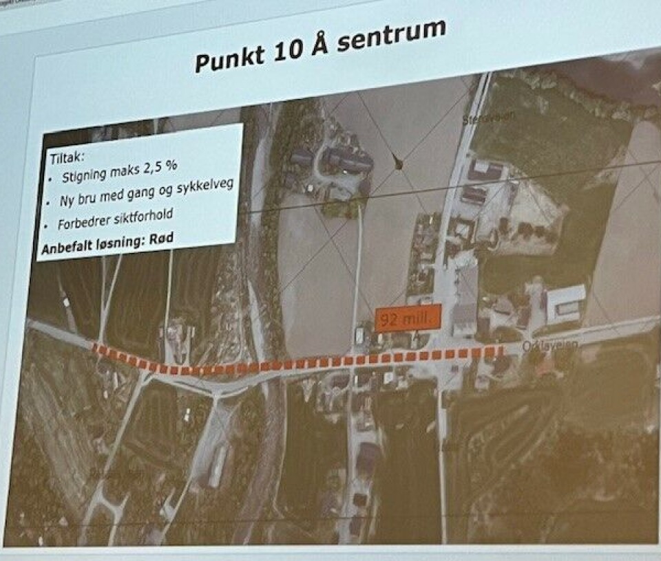 På Å i Orkland anbefales en utbedring av brua, blant annet for å få bedre siktforhold. Et kart.