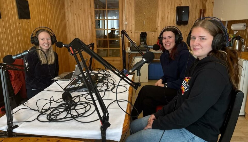Maddelen Moen Fiske og Mali Polden sammen med podkastmedarbeider Gine Sæterbø. Tre ungdommer med podkastutstyr.