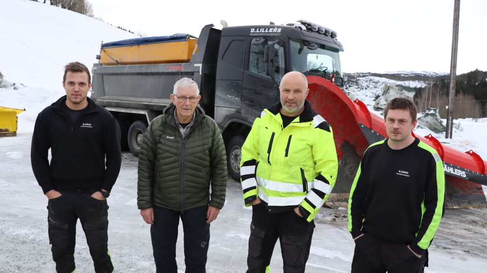 F.v. Erik Lilleås, Odd Lilleås, Ola Lilleås og Anders Sugustad som er ansatt i O. Lilleås Grustak/Transport. Fire menn foran en brøytebil