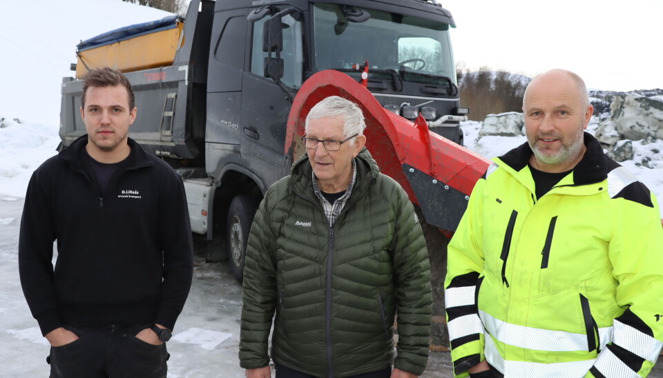 Tre generasjoner i transportbransjen. F.v. Erik Lilleås (26), Odd Lilleås (85) og Ola Lilleås (54). Tre menn foran en brøytebil