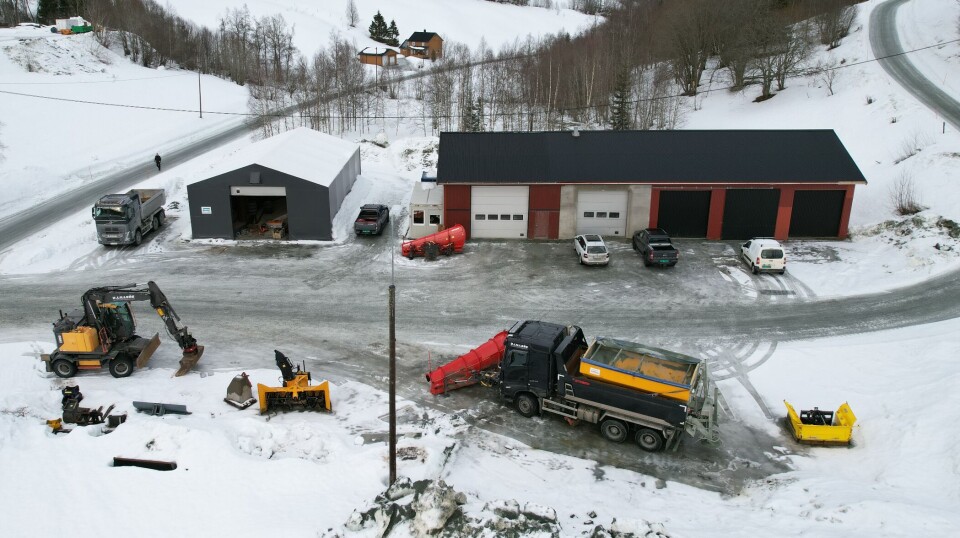 Bilder fra garasjen og grustaket. Bilde av kjøretøy, garasjer og grustak