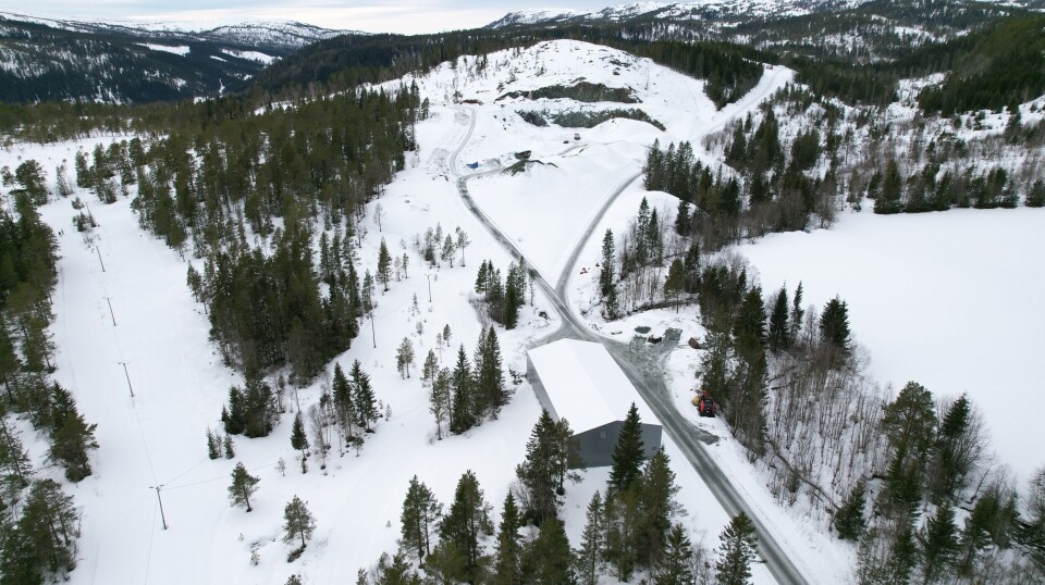 Dronebilde som viser brøyting av vei