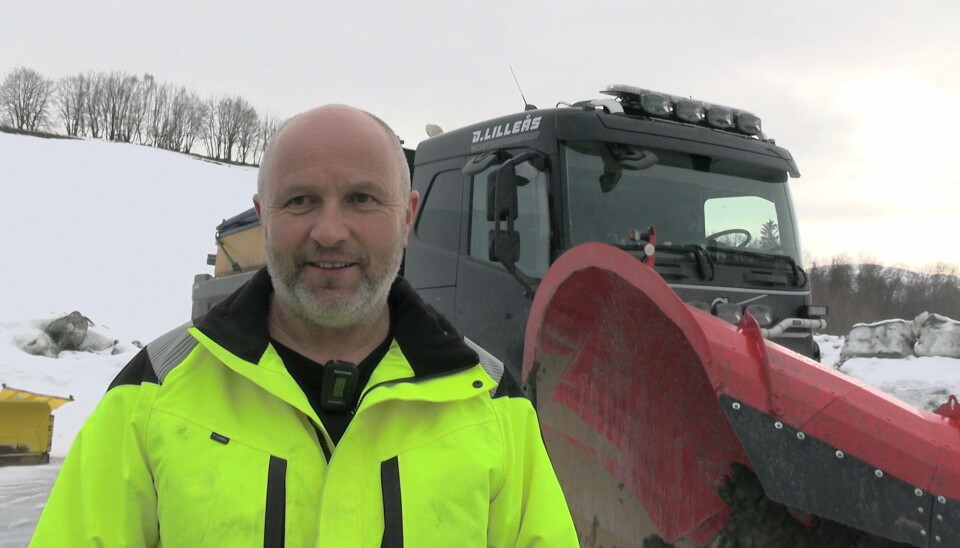 Ola Lilleås, dagligl eder i O.Lilleås Grustak/Transport. Han er i tillegg styreleder i Orkla Veidrift AS. Man i gul jakke foran brøytebil