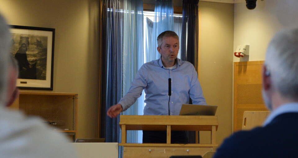 Kommunedirektør Lars Inge Kvande. En mann som står på en talerstol og snakker til en forsamling.