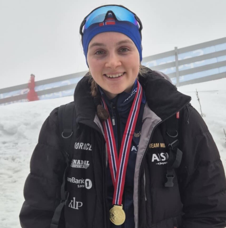 Mali Eidnes Bakken ble norgesmester i klasse U23 over 5 km på Gjøvik lørdag Jente med medalje og diplom