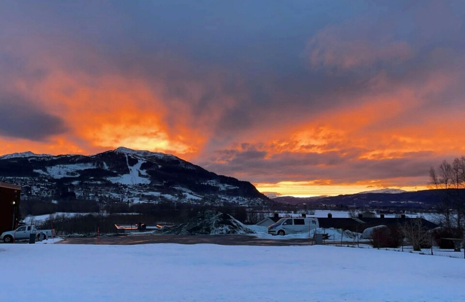 God morgen 23. februar fjell med solnedgang bak