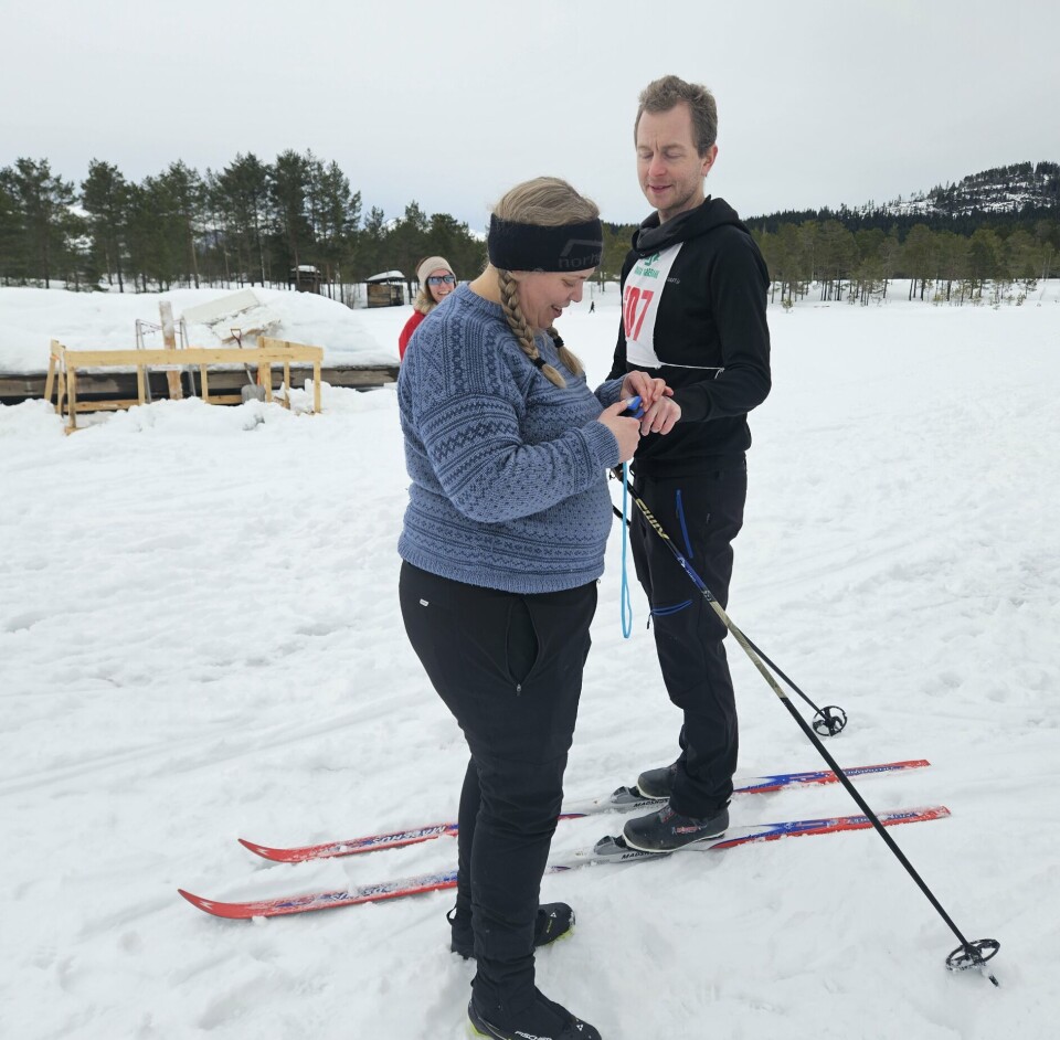 Her får Sigmund Ofstad målt pulsen etter målgang av Monica Gulla Løfaldli.