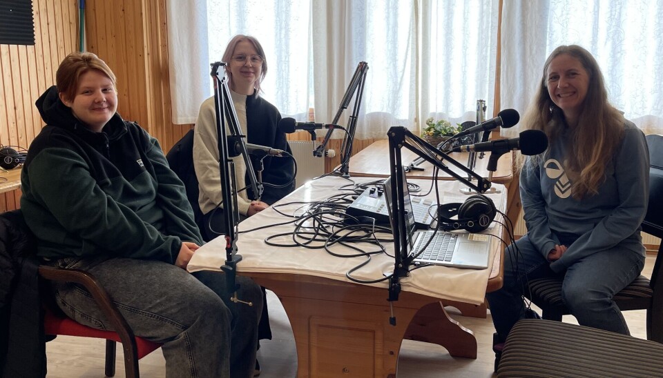 Podkast med russerevygjengen. Tre mennesker rundt et bort med podkastutstyr.