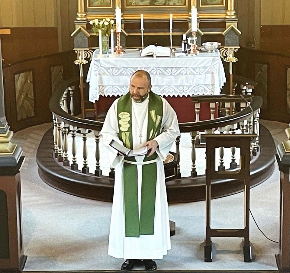 Også denne gong formidla Vidar Rygh aha-opplevingar i preika si. En prest som står i ei kirke og preker.