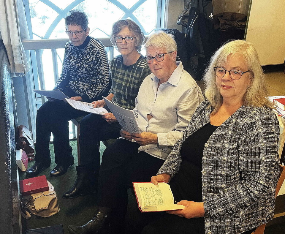 Trugne songarar danna kor også denne gongen: Inger (frå venstre), Kari, Kirsten og Turid la klangar til salmane og formidla kormusikk til inn- og utgang. Fire damer som sitter på rekke med sangbøker og ark foran seg.