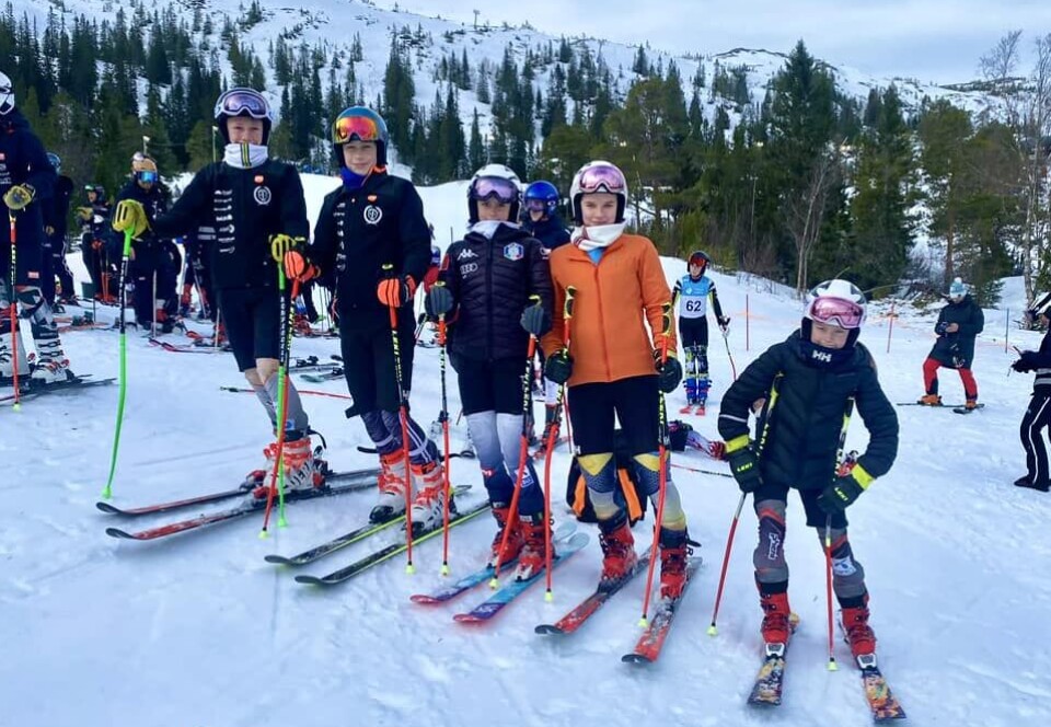 Surnadal IL deltok i helgen med løpere i Helens Cup. Fra venstre: Even Rodal Haugen, Håkon Mogstad, Bea Øie Nordvik,Selma Stavik Heggset og Birgitte Øie Nordvik Unge alpinister i ksibakken
