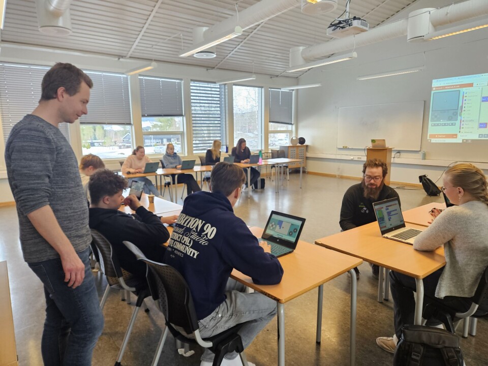 Besøket fra Vitenbussen var 'timet' med livsmestringsuka Elever med PC er i klasserom med to lærere
