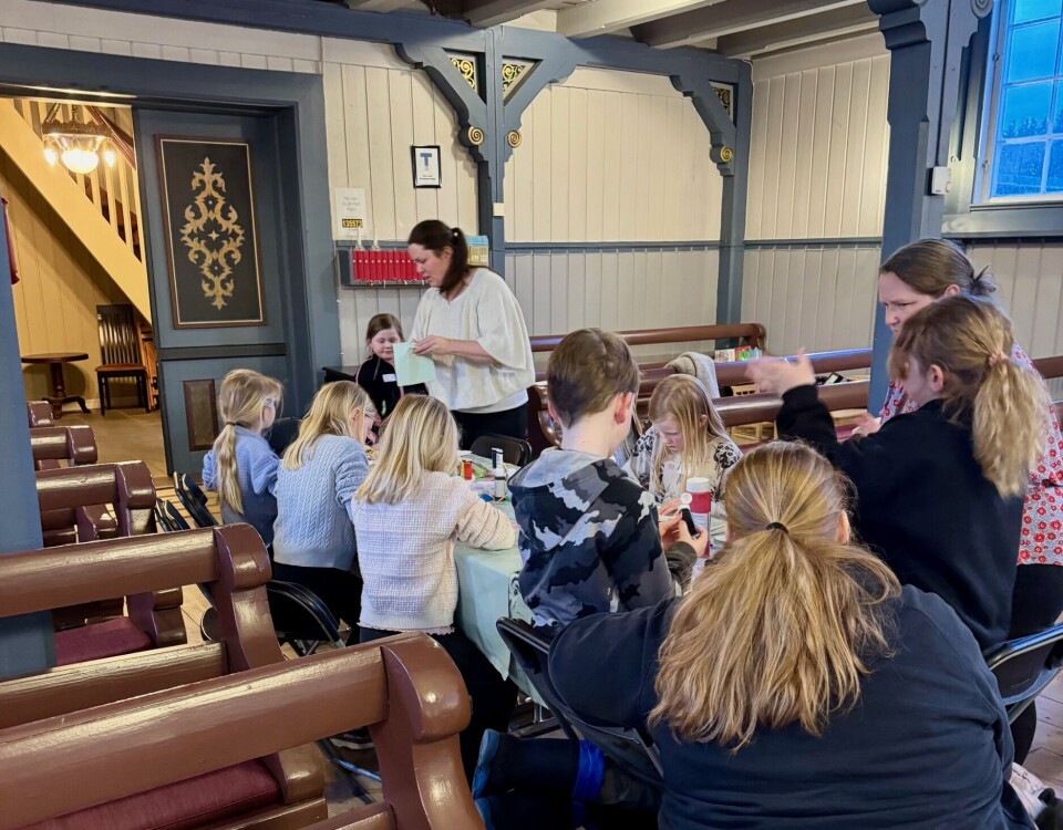 Full aktivitet ein tysdag ettermiddag i Øye kyrkje. Barn som maler rundt et langbord inne i kirka.