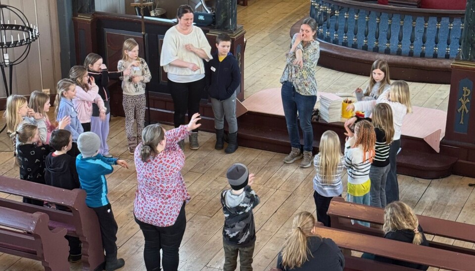 Det var artig med bli-kjentleik med dyrelyder. Barn og voksne i kirka
