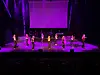 Ungdommer danser på en scene.