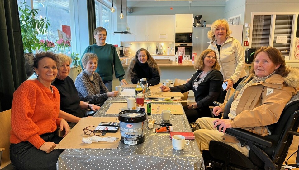 Plakatverksted på Frivillingsetralen. Flere damer rundt et bord.