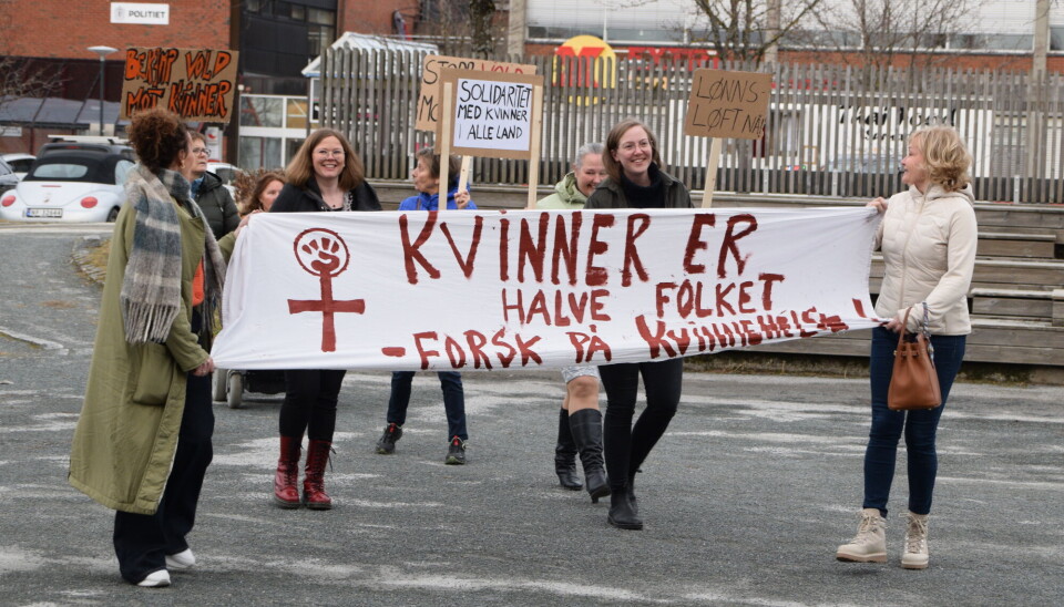 8. mars-toget gikk fra frivilligsentralen til kulturhusplassen. Kvinner som bærer plakater i 8. mars-tog.