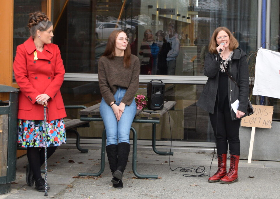 Siv Torvik, leder for Surnadal frivilligsentral, sammen med dagens talere Inga Dalsegg og Ronja Hammervold-Mikkelsen. Inga bar en gul sløyfe, som symboliserer endometriose. Tre damer. Den ene snakker i mikrofon.