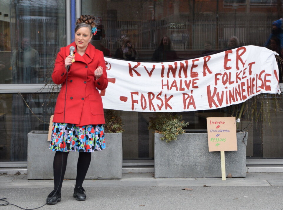 Inga Dalsegg er opptatt av å fjerne tabuer. Ei dame som snakker i mikrofon, foran et banner om kvinnehelse.