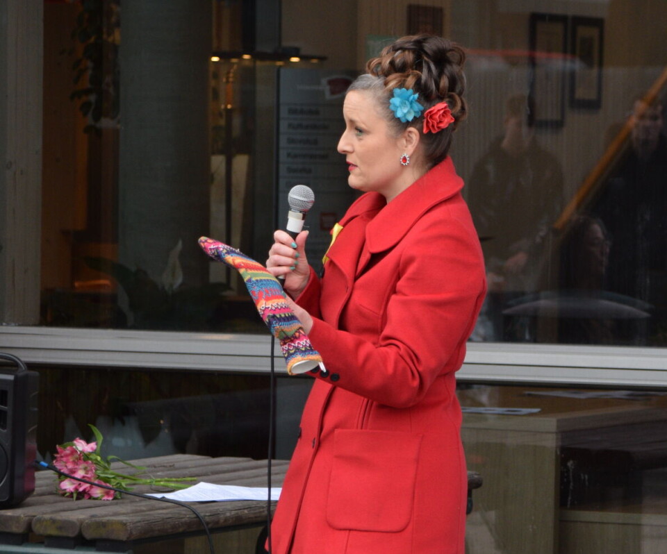 Inga med sin 'samboer', varmeflaska, som gir den beste formen for smertelindring. Ei dame med mikrofon, som holder fram ei varmeflaske.