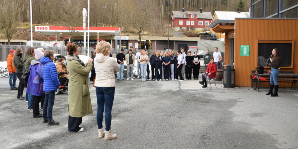 Russen stilte også opp for å høre på. Flere mennesker som lytter til ei dame som snakker i mikrofon.