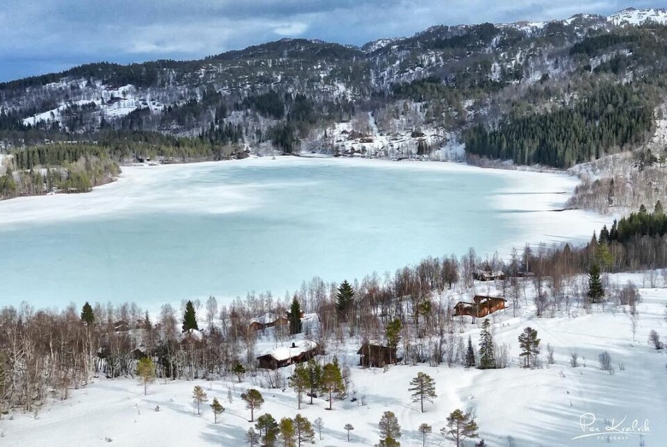 Vårlig på hytta ved Rørvatnet med ca. en meter snø
