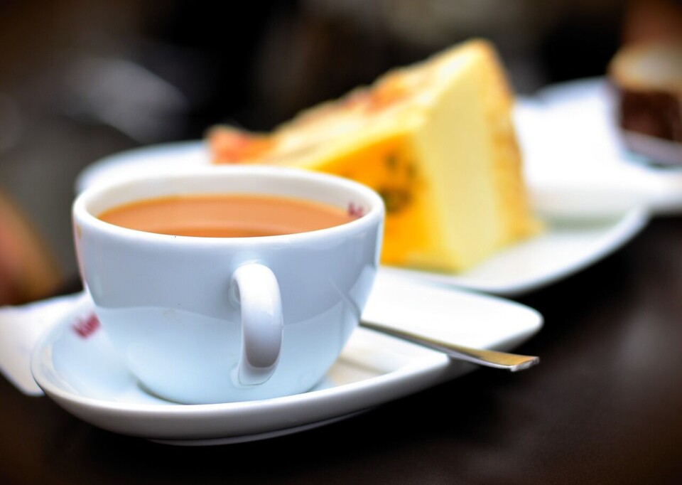 Husklubbkveld i Bæverhall En kaffekopp og et kakestykke