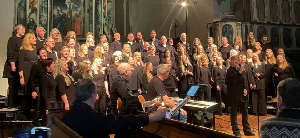Fra gospelnight i en fullsatt Vår Frue kirke lørdag kveld, etter den siste medaljeutdelingen på Medal Plasa på VM i Trondheim. Et sangkor i en kirke.