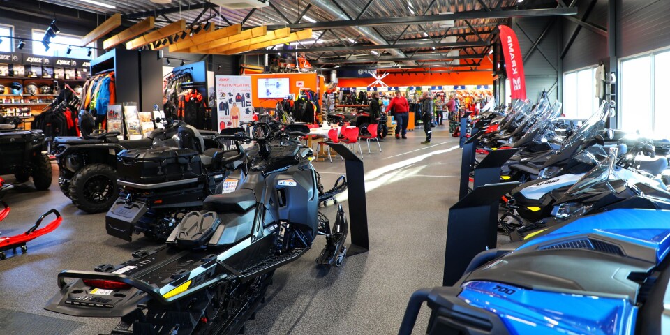 Innendørs står 'rest-lageret' av 2025-modellene.