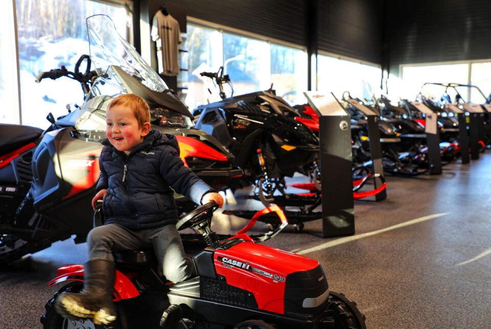 Denne karen synes traktor var mer spennende enn snøskuter. Og at den rare fotografdama var litt i overkant skummel. Helt klart tryggest hos far.