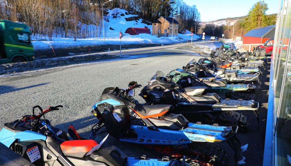 RBL har fått en mye mer synlig virksomhet siden de åpnet nybutikken med inngang ut mot fylkesveien. Her står 2026-modellen utstilt framfor butikken.