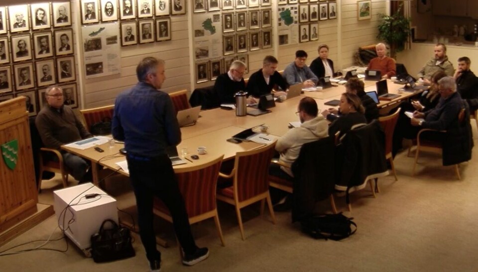 Frå det utvida formannskapsmøtet. Et møte med flere personer rundt et bord.