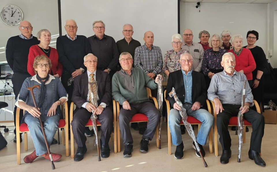1945 årgangen fikk utdelt sine spaserstokker på Bankens dag torsdag. Bak fra venstre: Banksjef Magne Bjørnstad, Annlaug Margrethe Vevang Lie, Helge Fred Sæther, Einar Mogset, Arnfinn Ranheim, Jan Nørbech, Inger Haltli, Arne Elshaug , Inger Pauline Kirkholt, Margret Løset Meland, Liv Rønnaug Nergård, Ruth Helgetun og Kristin Langli. Foran fra venstre: Kjellaug Jorid Foseide, Jostein Grytbakk, Johan Landsem, Oddvar Løset og Leif Mads Jonli