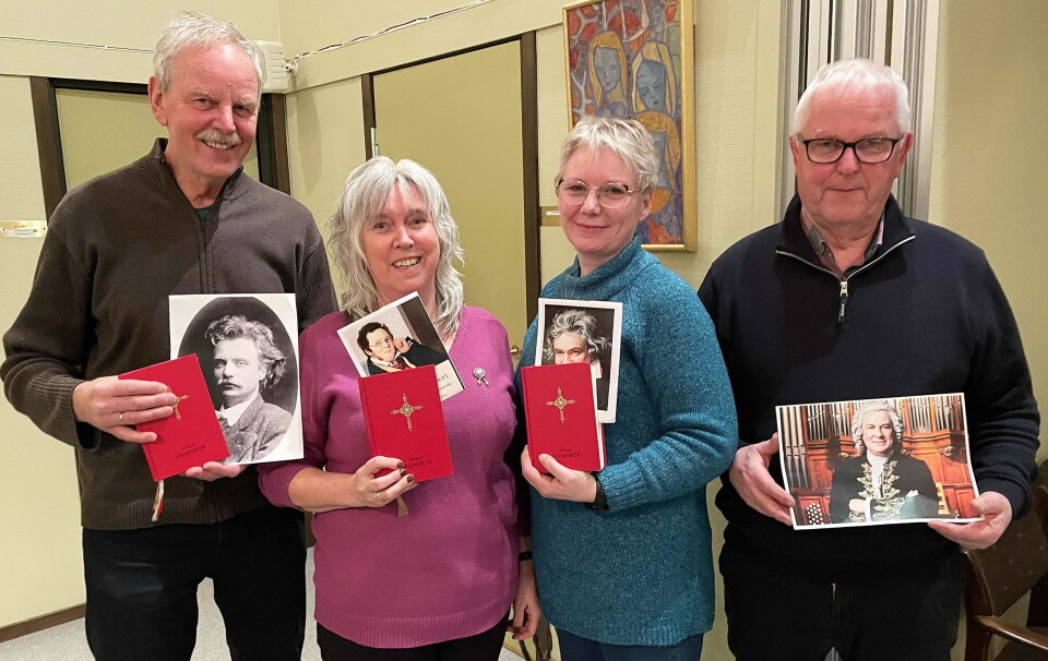 - Kom og syng med oss, seier soknerådets John Moe (t.h.) og viser bidragsytar J.S. Bach. Hos Arne G. Fiske, Ann Magret Botten og Liv Marit Kvande tittar Grieg, Schubert og Beethoven fram frå sine notelinjer i salmeboka.