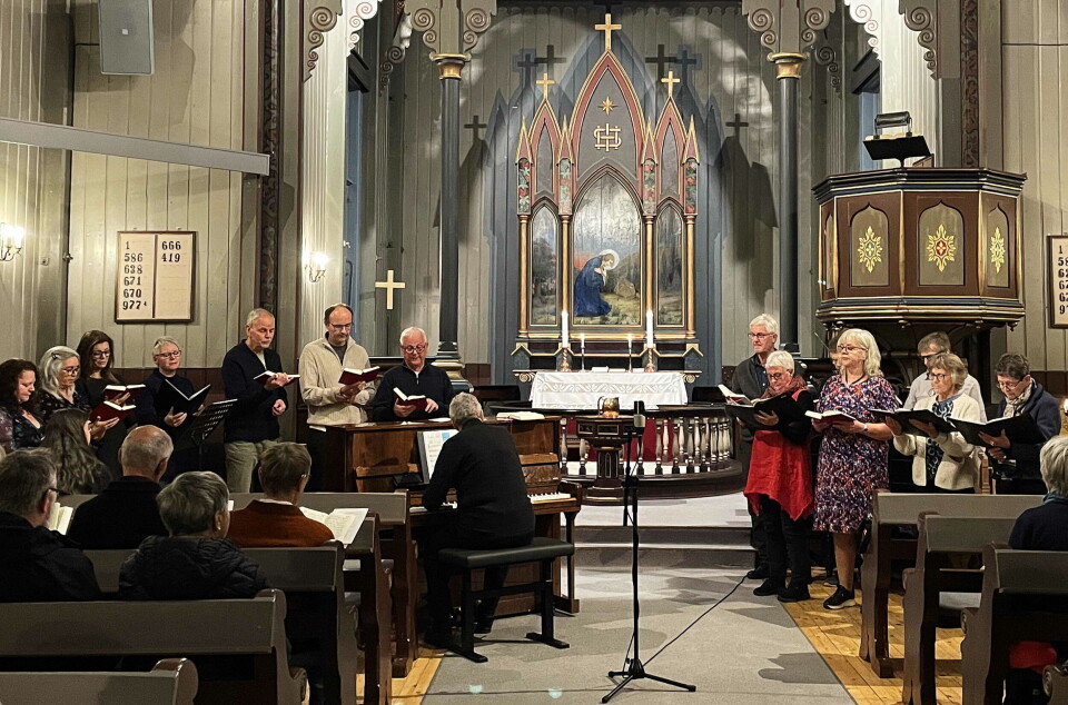 Prosjekt 17 fører an i salmekonserten. Her frå Åsskard kyrkje i haust.