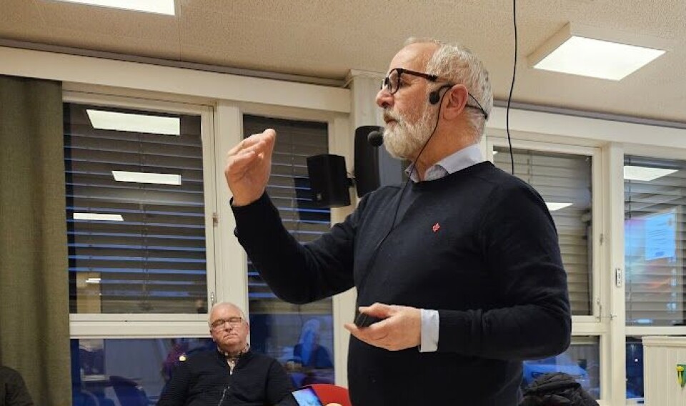Spesialrådgiver i Fagforbundet Odd Christian Øverland orienterte rindalingene om forandringer i Posten i framtida. En mann som står og snakker til en forsamling.