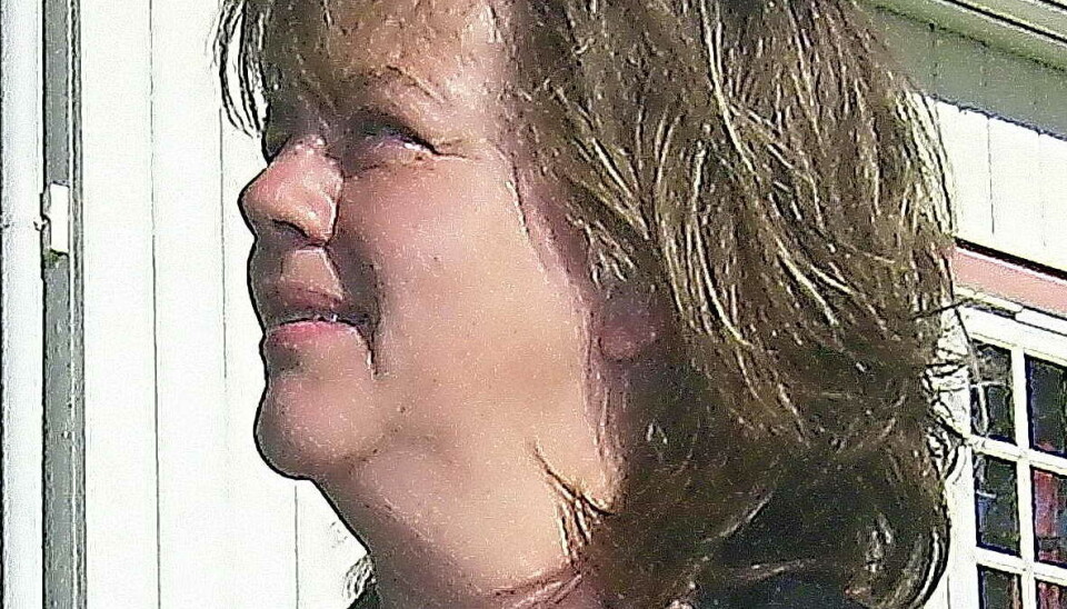 Turid Røen Kroknes – i mange år distriktets fremste alt-solist. Ei dame som står foran ei kirke.