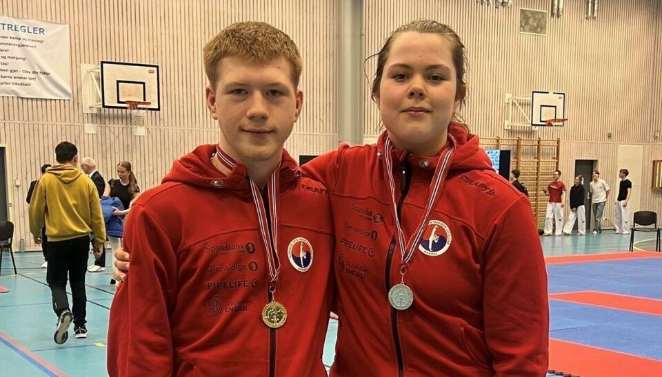 Ulrik Akrim og Nathalie Nordlund tok begge medaljer i sparring. to ungdommer i rød hettegenser og medalje rundt halsen