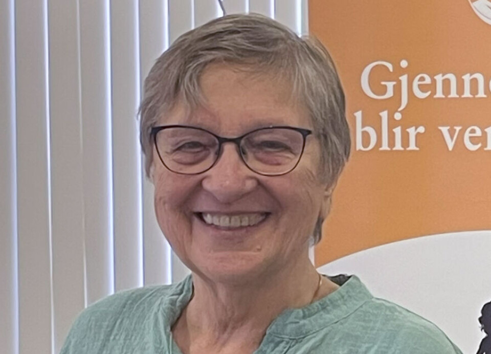 Ingrid Kjønnøy To damer, den ene med diplom og fat