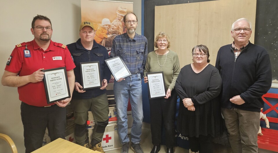 Fire medlemmer fikk mandag tildelt Røde Kors Fortjenestediplom med nål. Fra venstre leder i Hjelpekorpset med Rune Kirkholt sin diplom, Ole Smevoll, Tor Olav Tiller, Tove Flåtten, May Ruth Halgunset, styreleder og Leif Ove Grytbakk, leder for omsorgstjenesten.