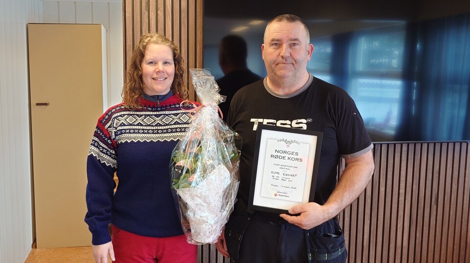 Rune Kirkholt fikk sitt fortjenestediplom av operativ leder i Rindal Røde Kors hjelpekorps, Vigdis Opøien
